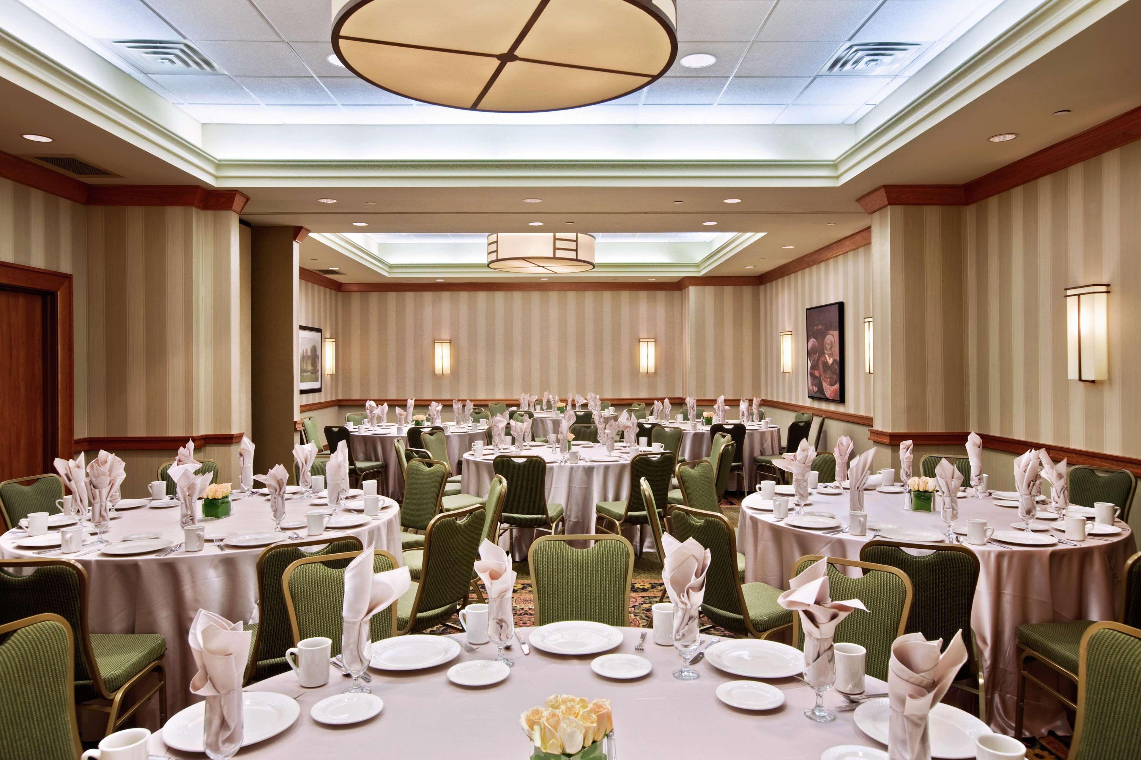 Hilton Suites Chicago/Oakbrook Terrace Restaurant photo
