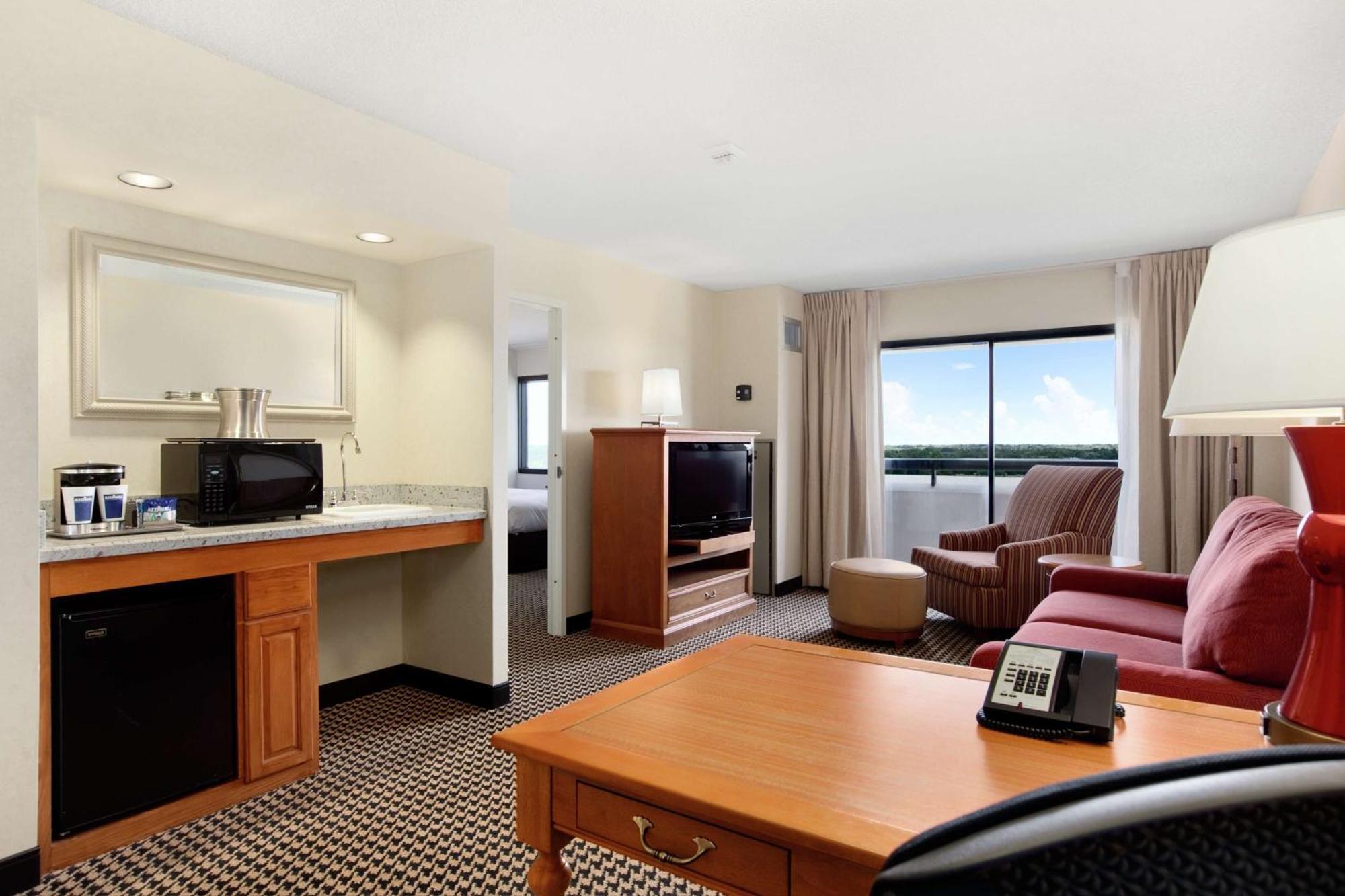Hilton Suites Chicago/Oakbrook Terrace Exterior photo